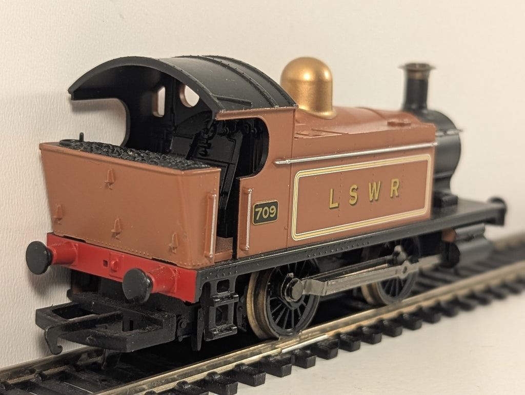Hornby R1035 LSWR Class 101 Holden 0-4-0T No.709 Brown OO Gauge