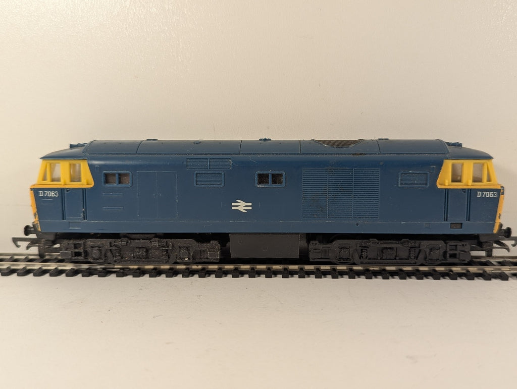 Hornby OO Gauge Class 35 Hymek Diesel Locomotive D7063 BR Blue R.758