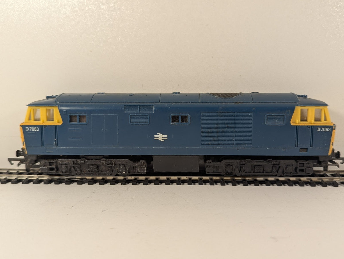 Hornby OO Gauge Class 35 Hymek Diesel Locomotive D7063 BR Blue R.758