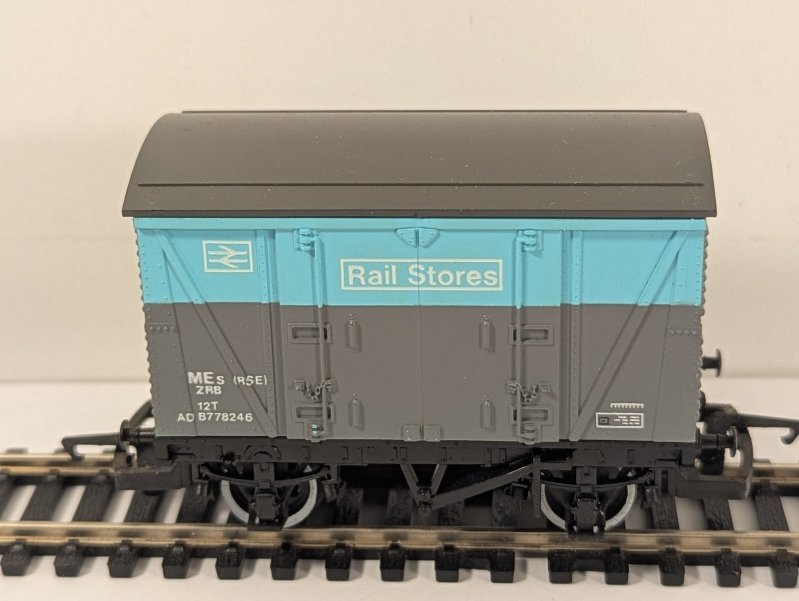 Hornby R.115 OO Gauge BR Rail Stores Van VEA ADB778246