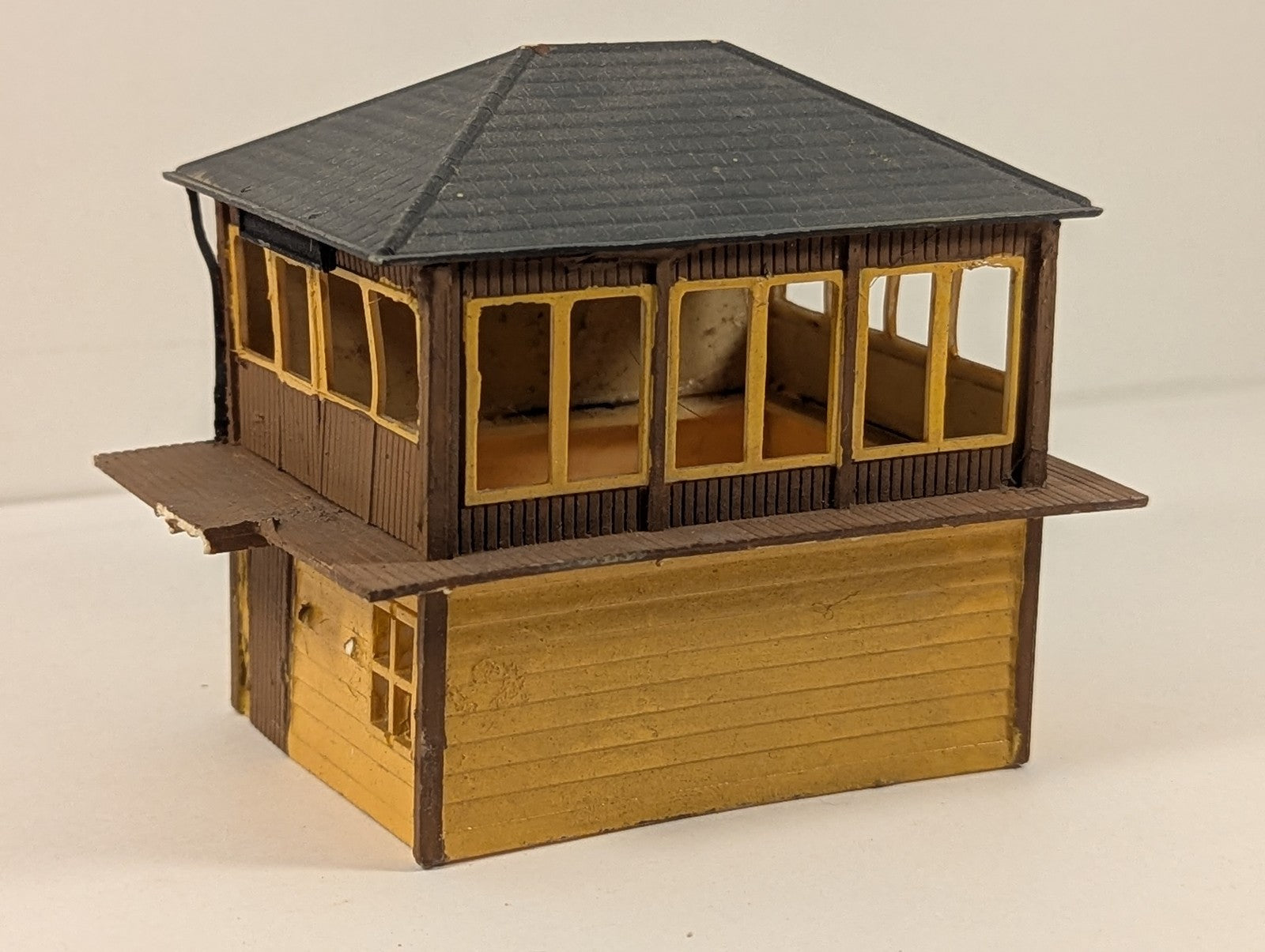 OO Gauge Timber Signal Box Brown and Yellow
