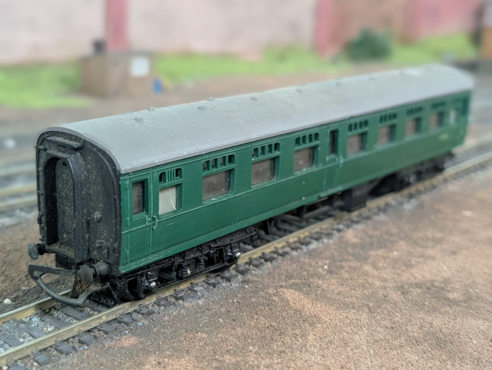 Tri-ang R221 9" Mainline Composite Coach – BR Southern Green S15034