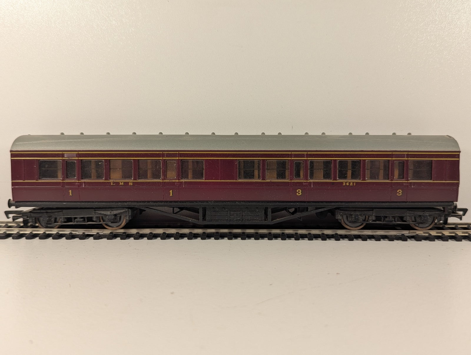 Mainline Railways OO Gauge LMS 57ft Composite Corridor Coach