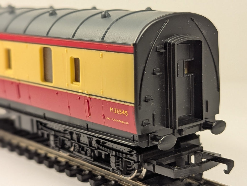 Hornby R438 OO Guage BR Brake Third Coach Blood & Custard - boxed