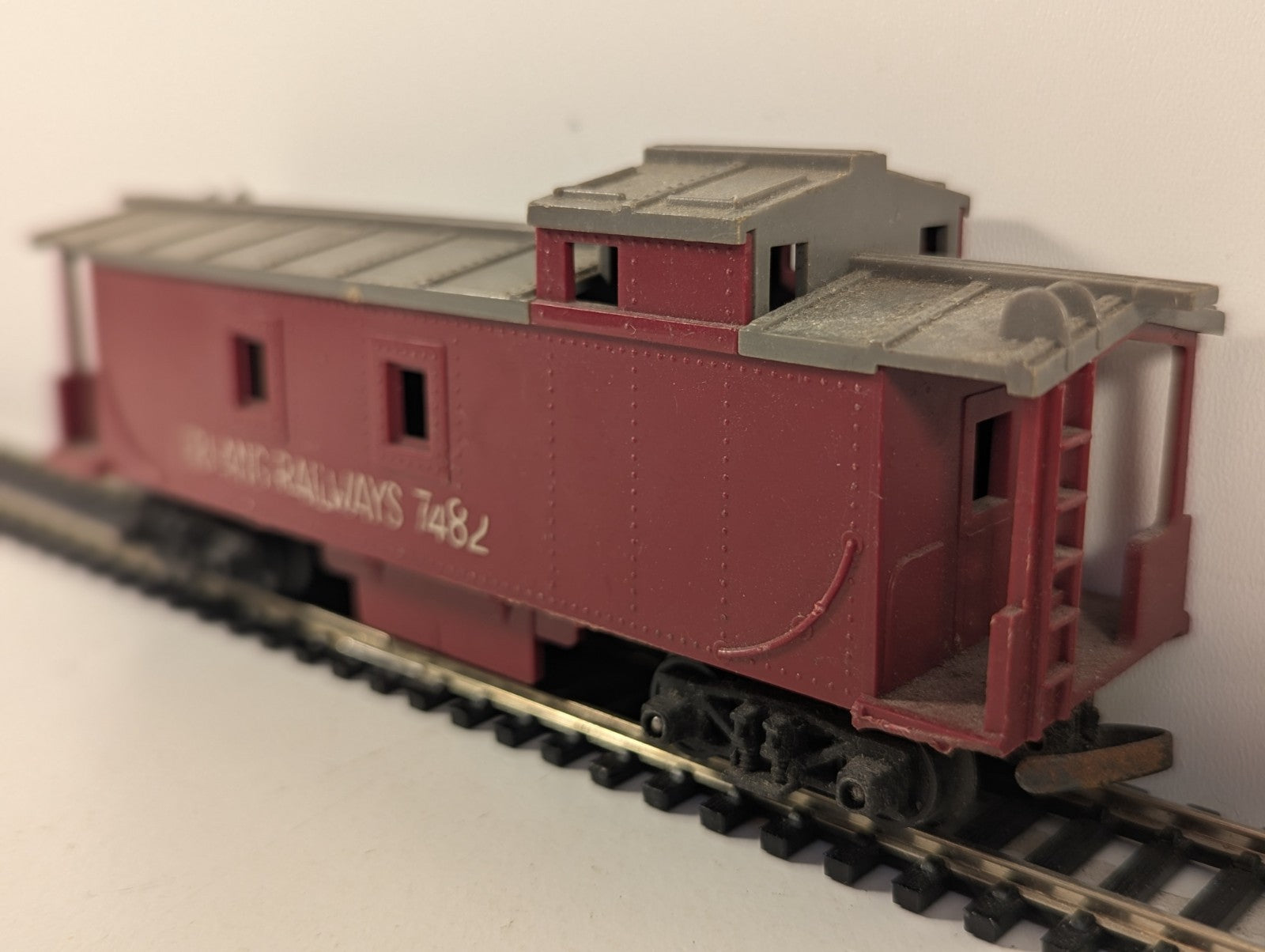 Tri-ang Railways R115 Maroon Caboose OO Gauge