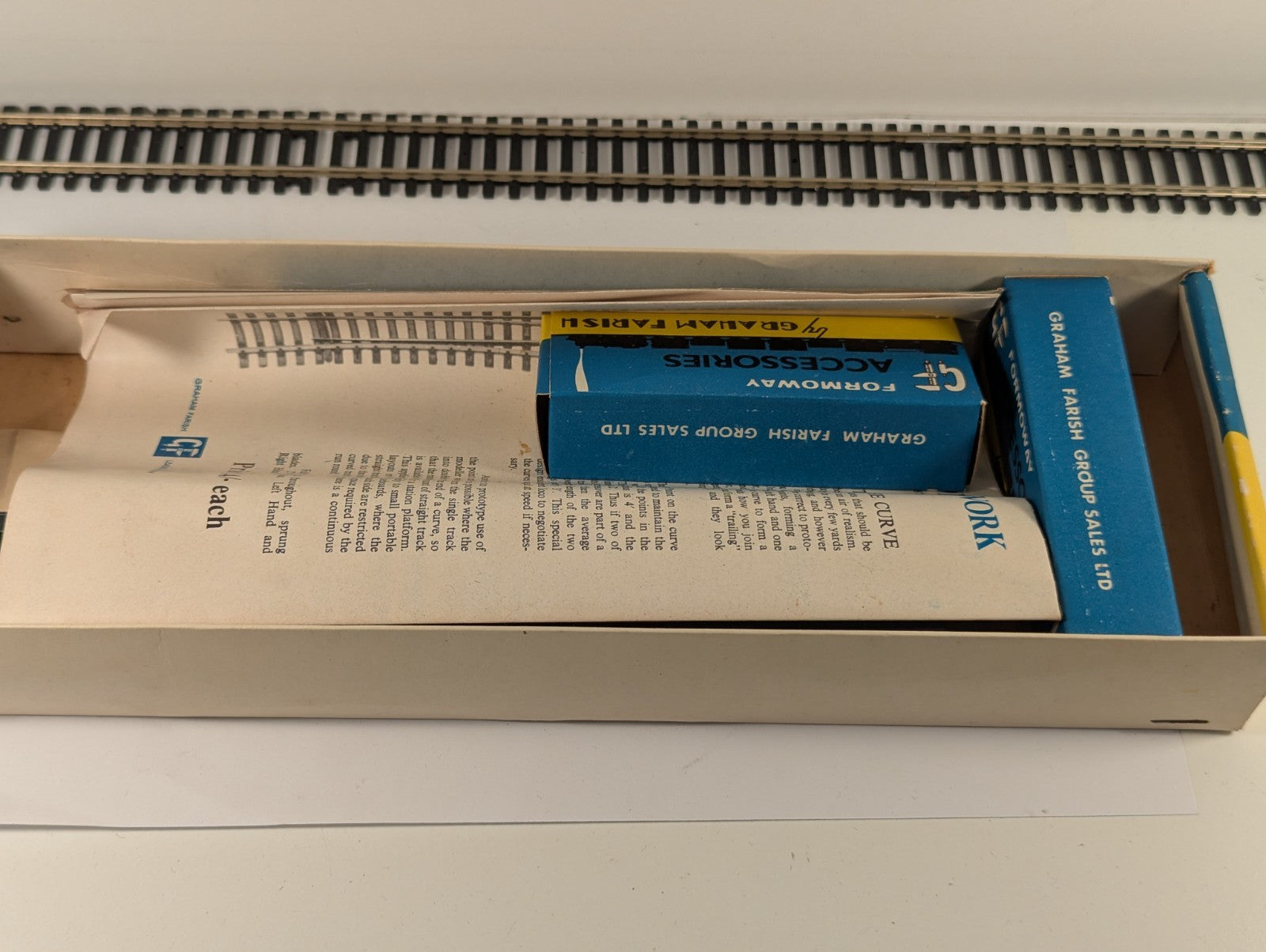 Graham Farish Formoway OO Gauge Suburban Coach Kit Boxed