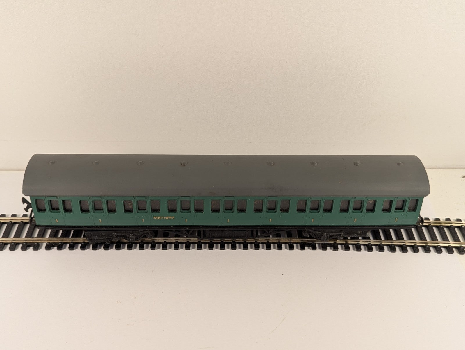 Graham Farish OO Gauge Southern Railway Green First Class Coach Boxed