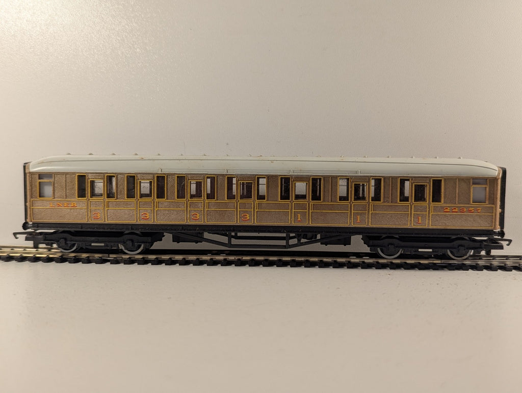 Hornby OO Gauge LNER Gresley Composite Coach Passenger Coach 22357 LNER Teak