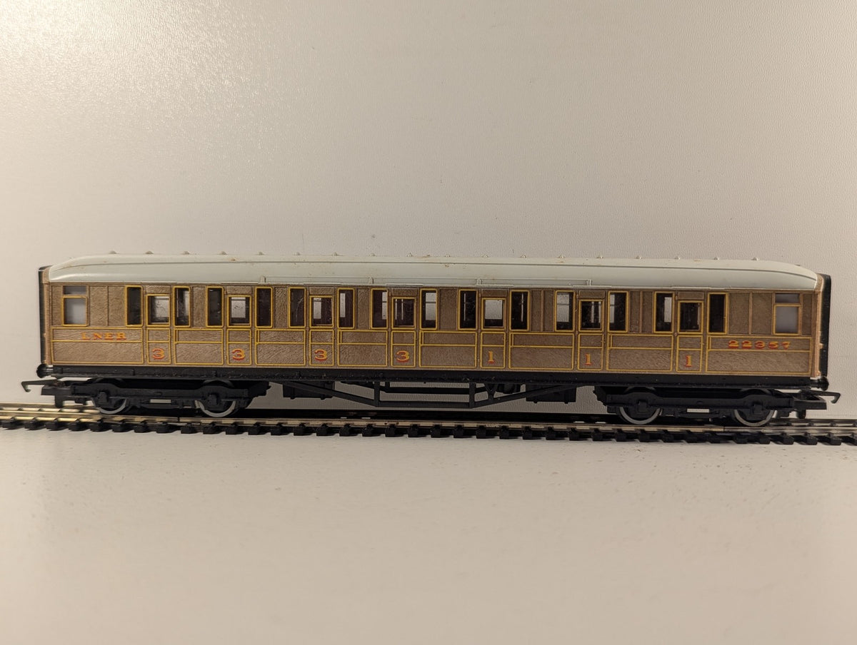 Hornby OO Gauge LNER Gresley Composite Coach Passenger Coach 22357 LNER Teak
