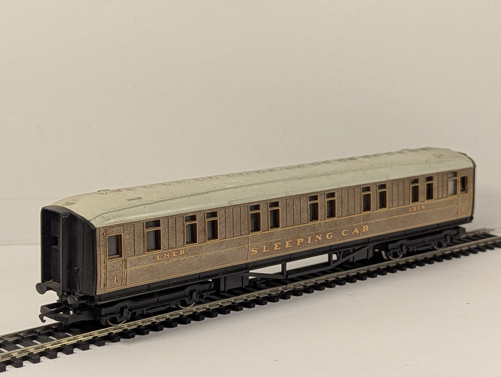 Hornby OO Gauge LNER Sleeping Car Passenger Coach 1316 LNER Teak R4180