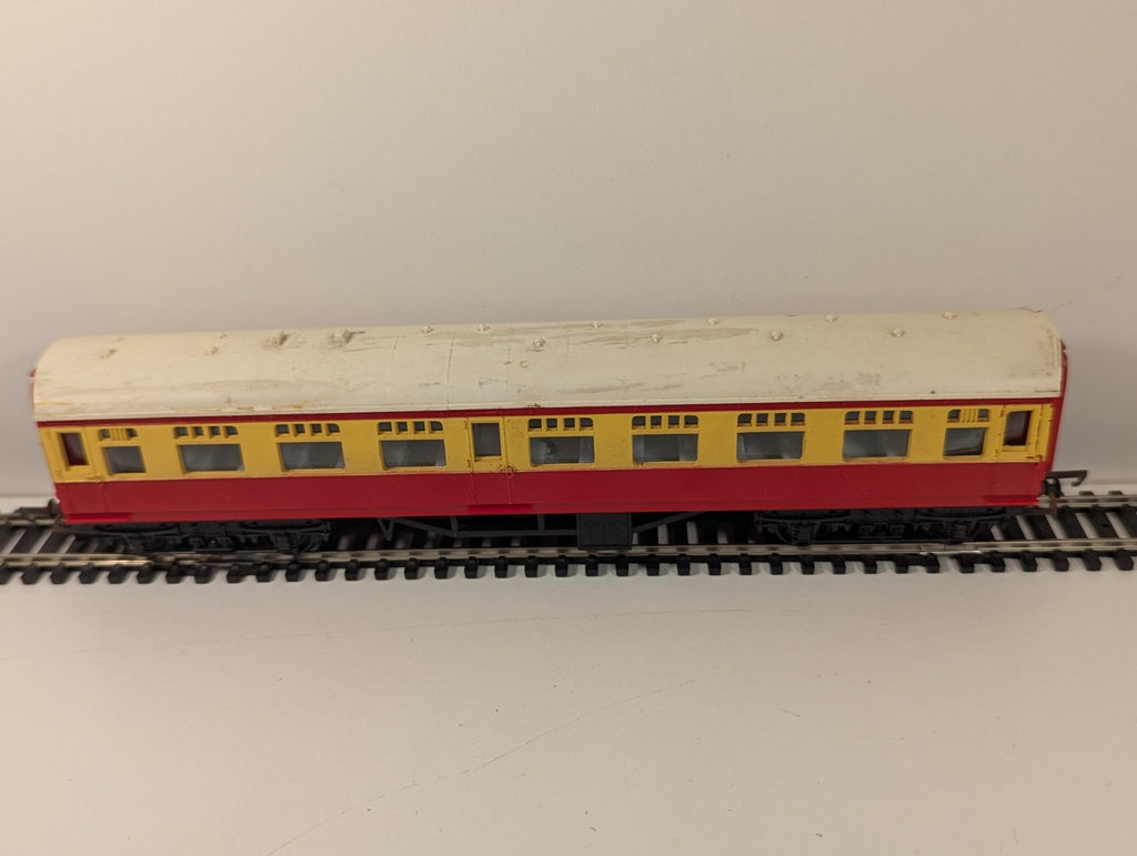 Tri-ang R29 BR Mainline Composite Coach – Crimson & Cream