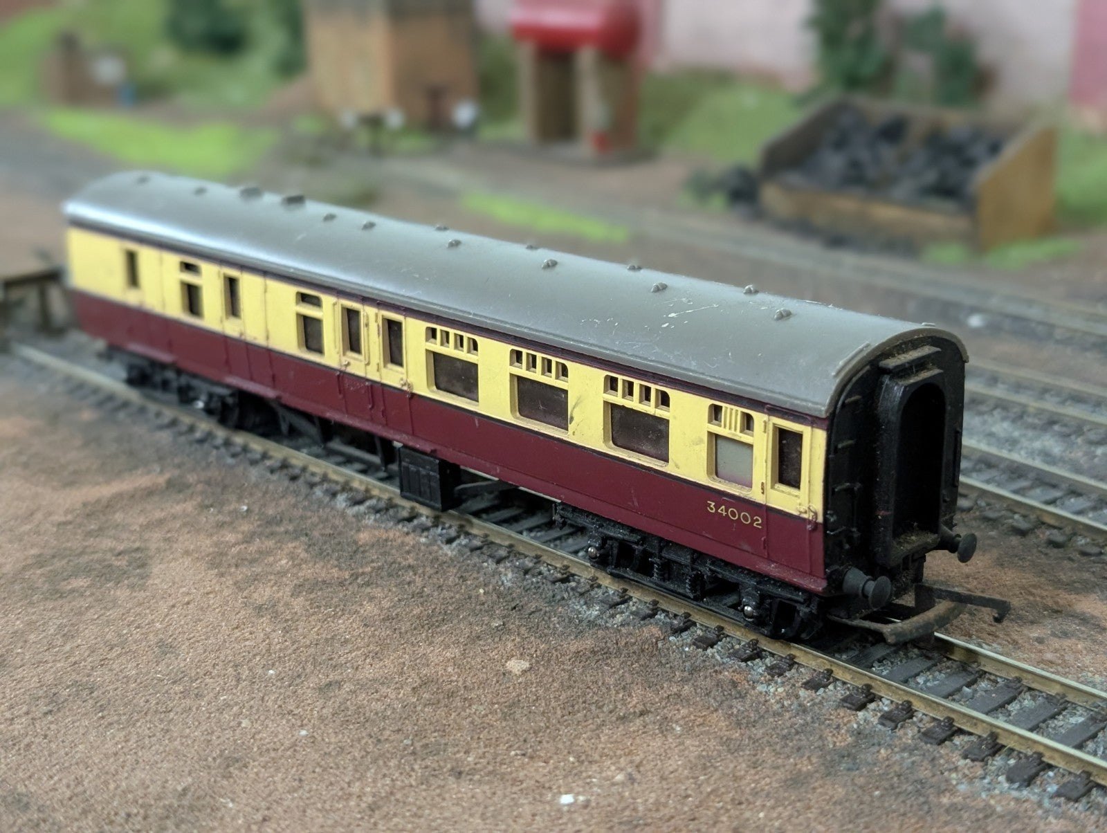 Triang R28/220 Brake Coach Red Crimson And Cream 34002 OO Gauge