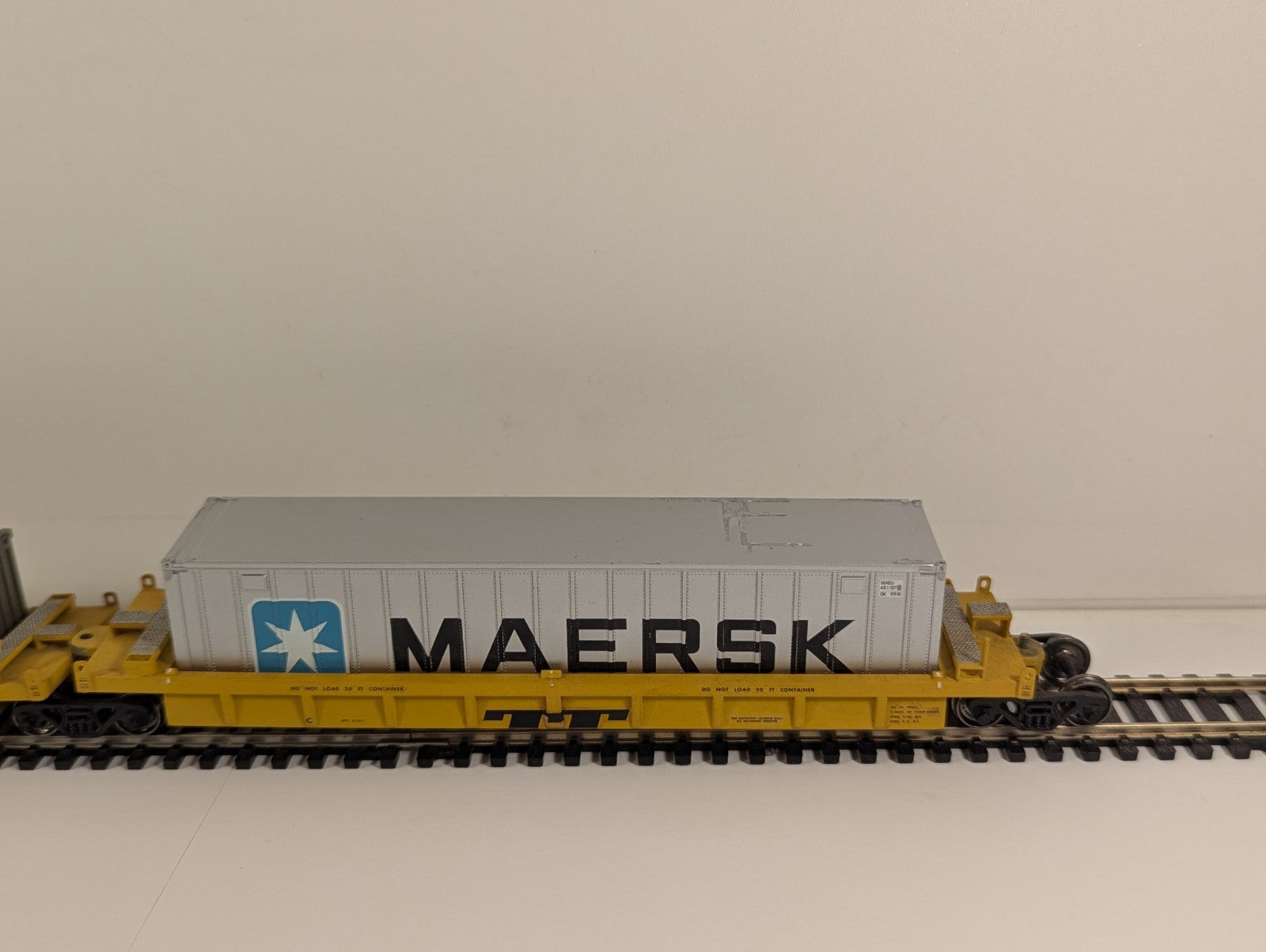 Athearn TTX Deep Well Wagons with Containers