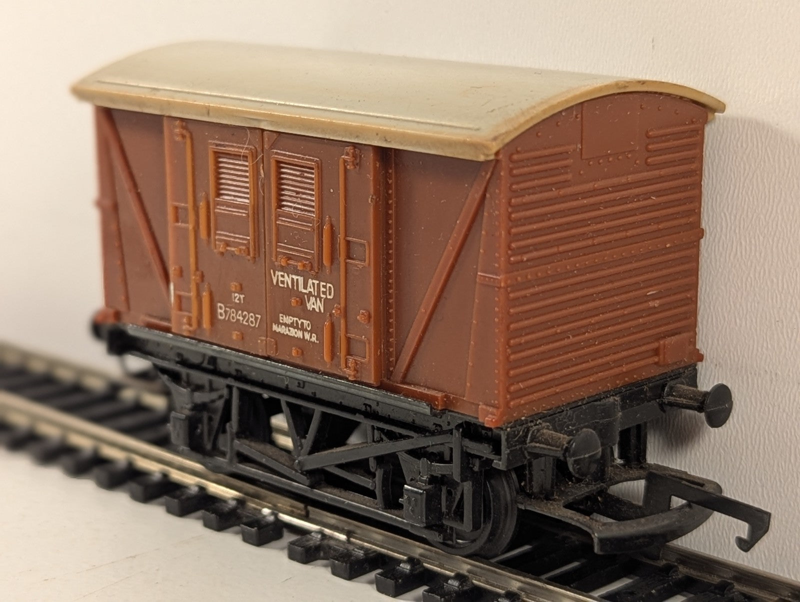Hornby R011 OO Gauge BR Ventilated Van - Boxed