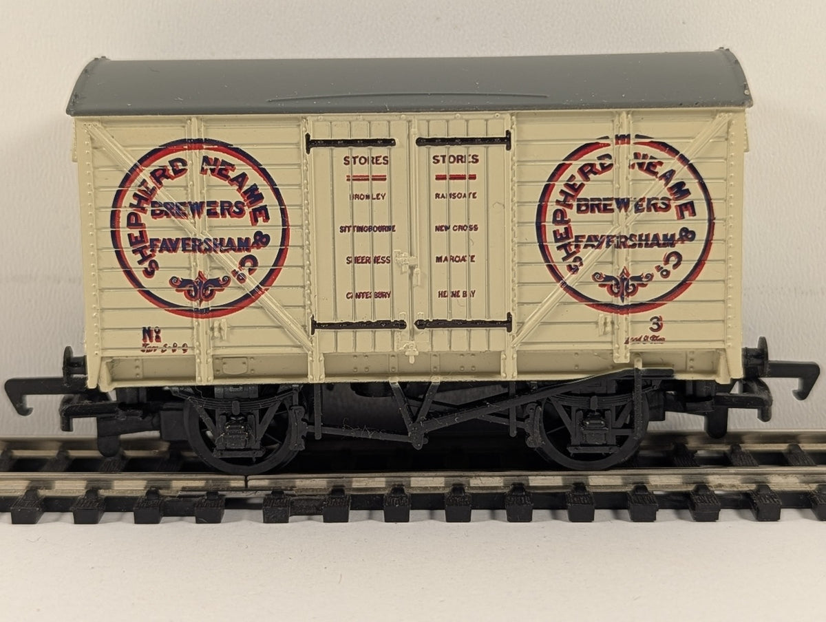 Mainline OO Gauge 12 Ton Ventilated Van Shepherd Neame Goods Wagon 3 37-137