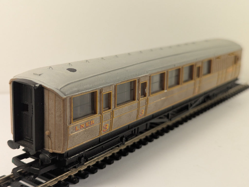 Hornby R1039 OO Gauge LNER Teak Composite Brake End Coach 4236