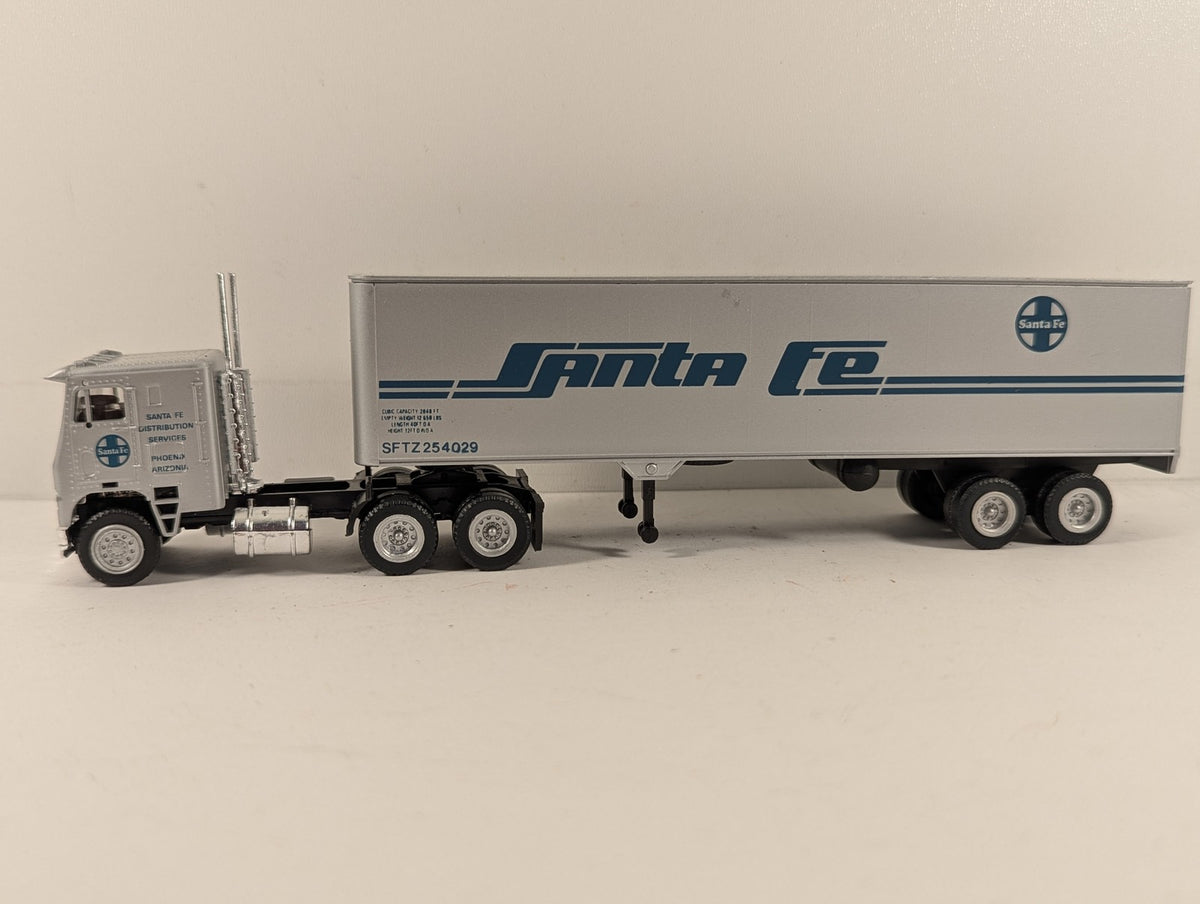 Con-Cor HO Scale Tractor + Trailer Santa Fe Railroad Model Truck SFTZ 254029