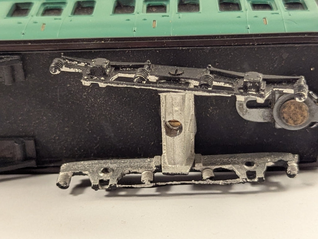 Graham Farish OO Gauge Southern Railway Suburban Coach Green - Missing Coupling