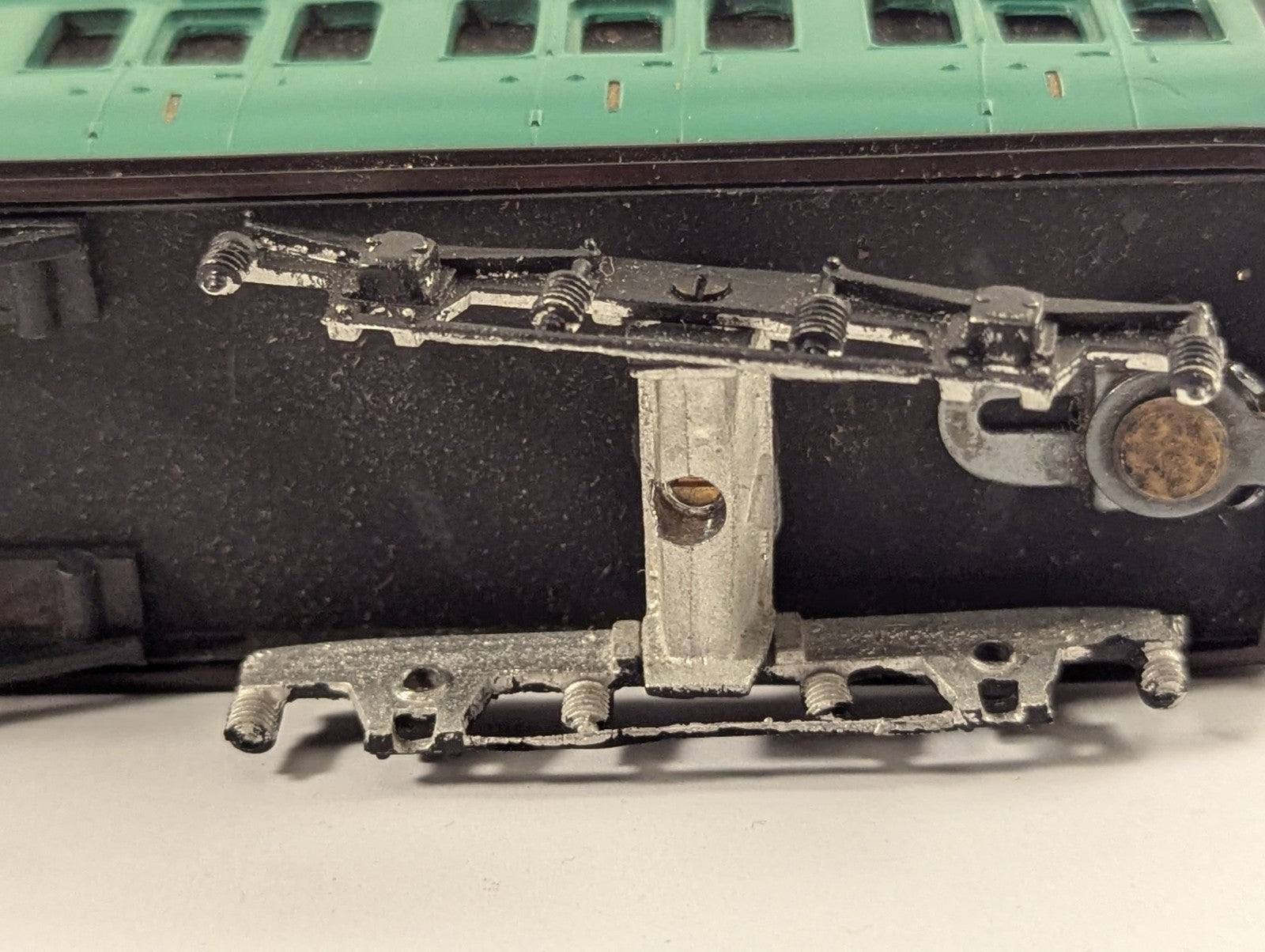 Graham Farish OO Gauge Southern Railway Suburban Coach Green - Missing Coupling