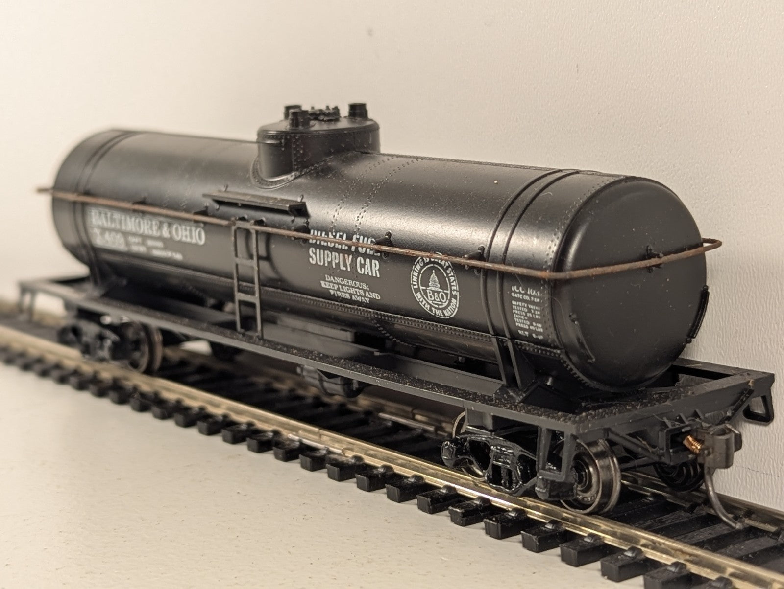Athearn HO Scale 40ft Single Dome Tank Wagon X409 Baltimore & Ohio