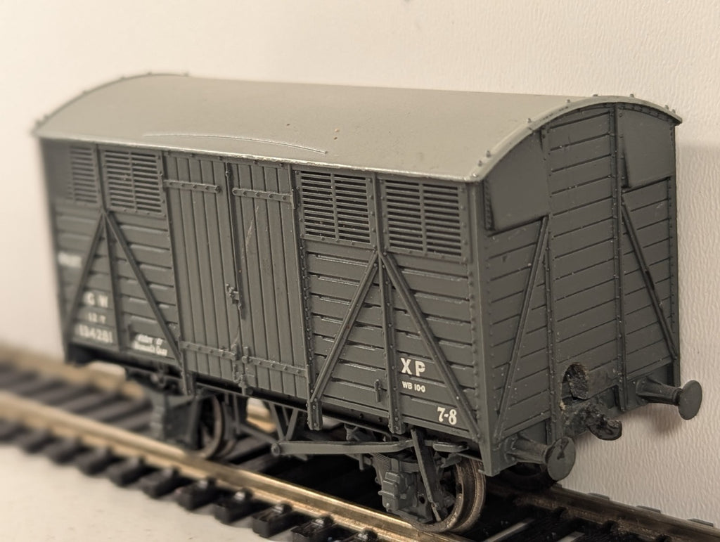 Bachmann 37-751B GWR Grey Fruit Van No.134330 OO Gauge - Missing Couplings