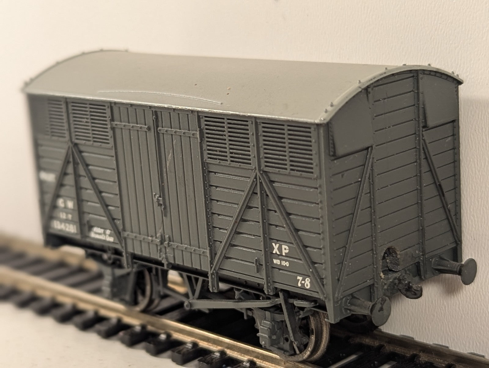 Bachmann 37-751B GWR Grey Fruit Van No.134330 OO Gauge - Missing Couplings