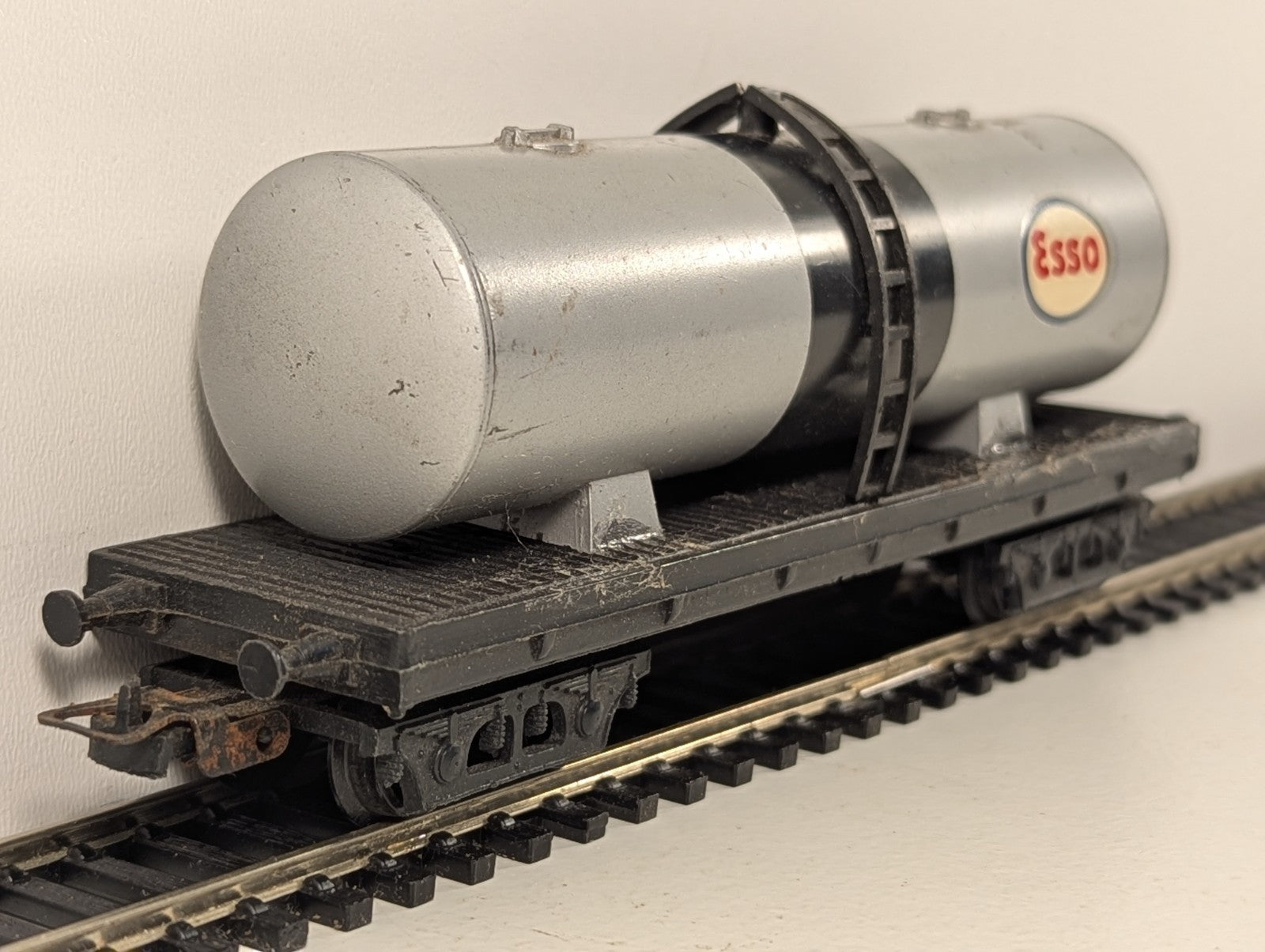 Lima OO Gauge Grey Esso Tank Wagon