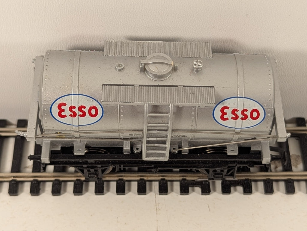 Dapol B134 OO Gauge Silver Esso 12 Ton Tanker Wagon Missing Buffers/Coupling