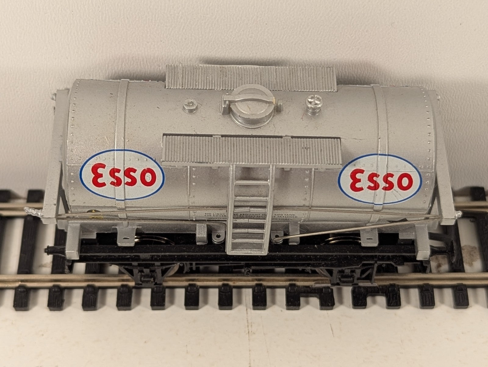 Dapol B134 OO Gauge Silver Esso 12 Ton Tanker Wagon Missing Buffers/Coupling