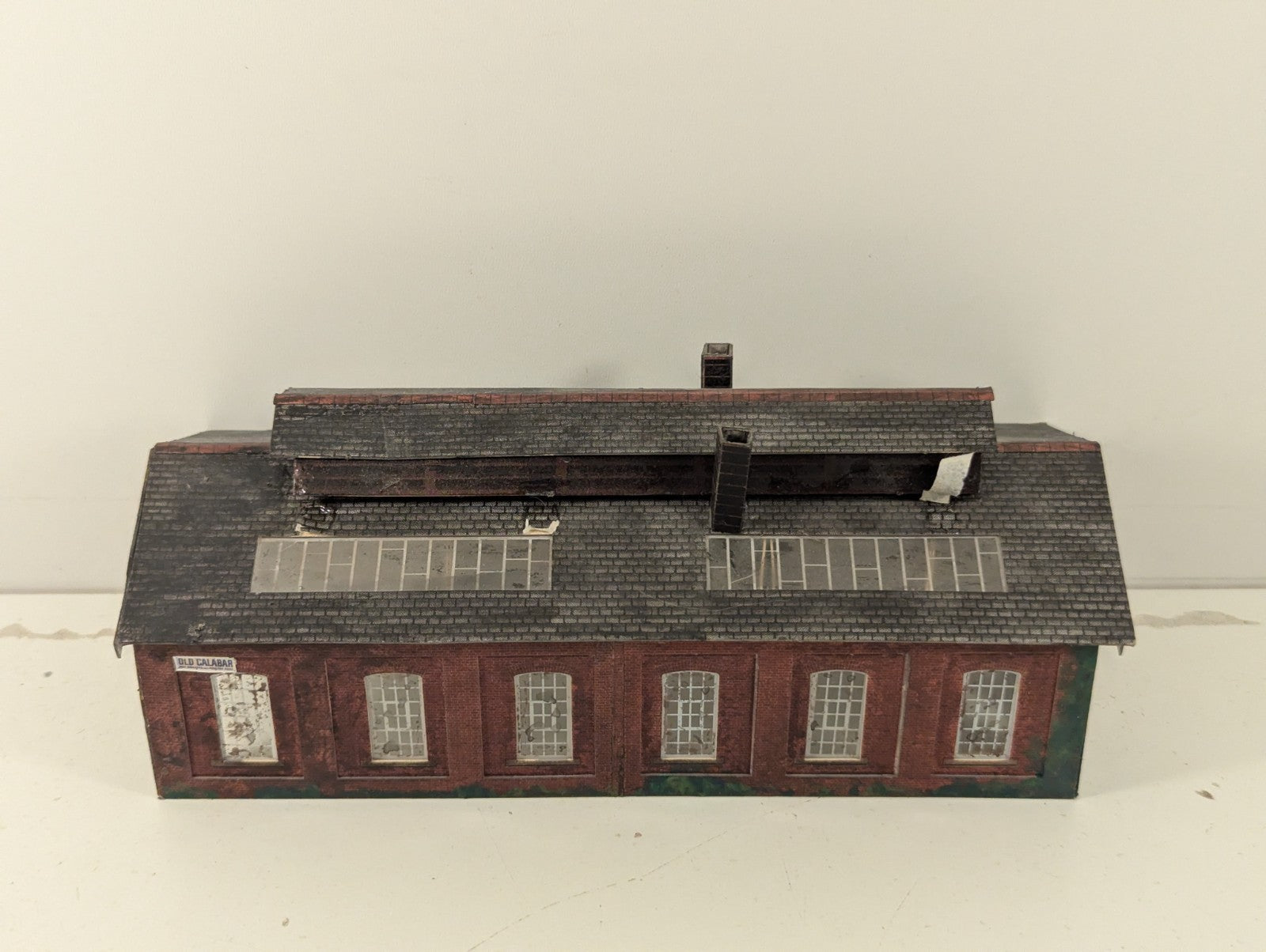 Metcalfe N Gauge Double Track Engine Shed - Damaged & Weathered