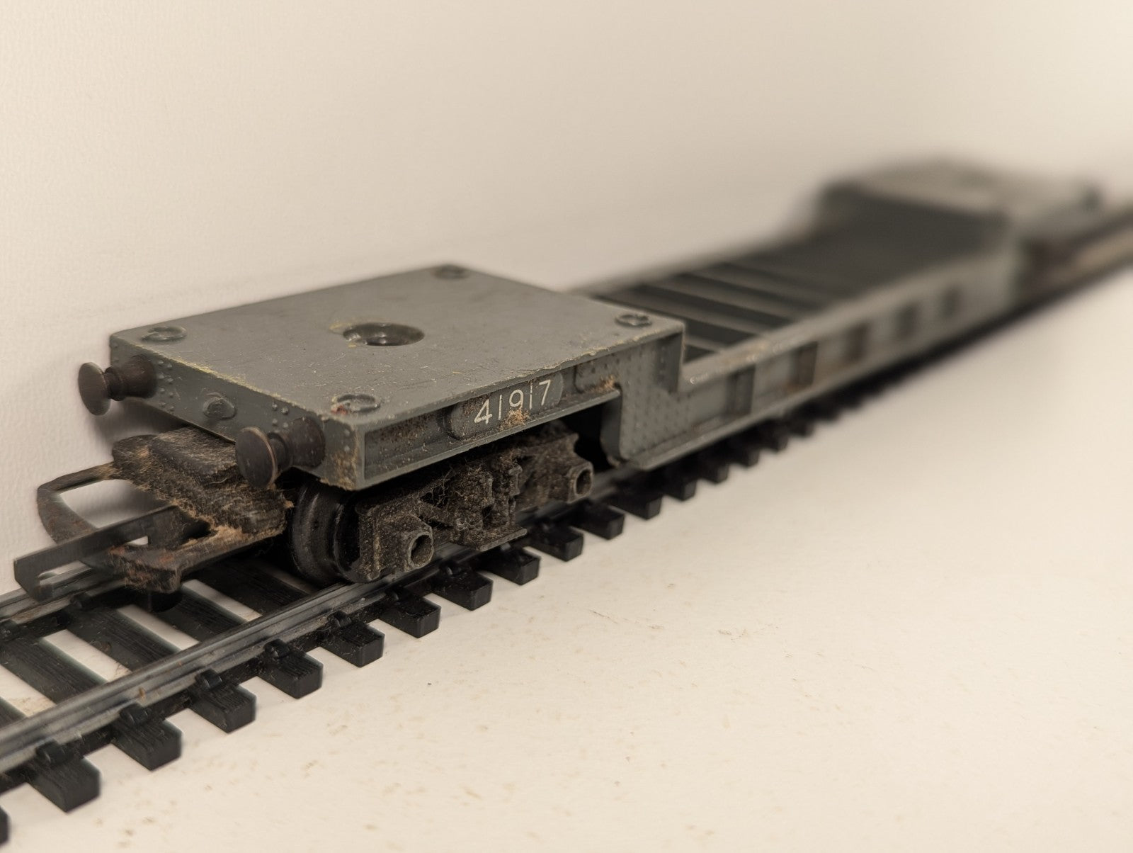 Tri-ang Railways R118 OO Gauge Bogie Well Wagon