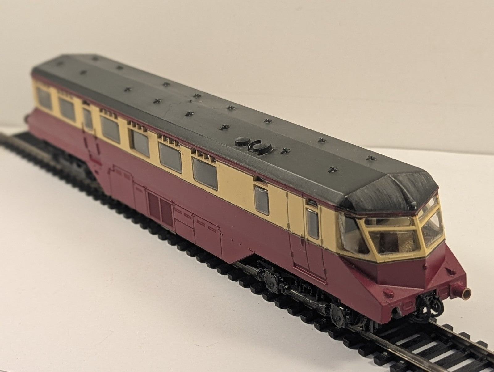 Lima L205133 OO Gauge GWR Railcar W22 in BR Crimson & Cream - Missing Buffers