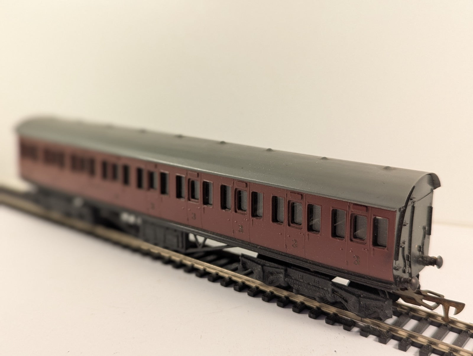 Graham Farish OO Gauge Maroon Third Class Suburban Coach Boxed