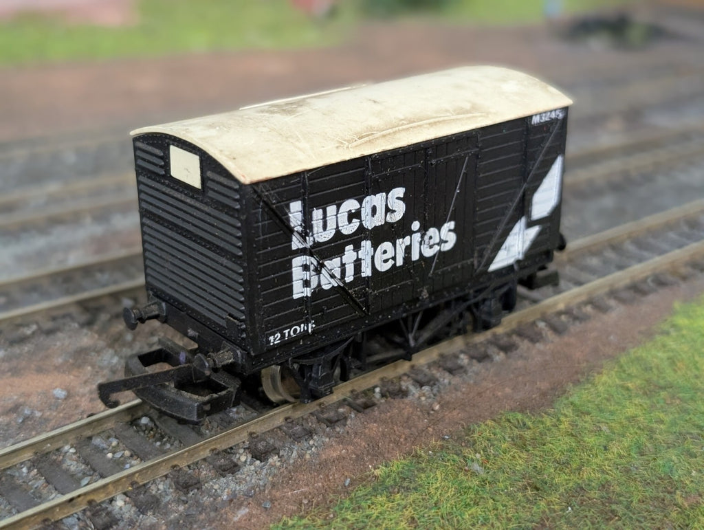 Lima 305603W 12-Ton Box Van 'Lucas Batteries