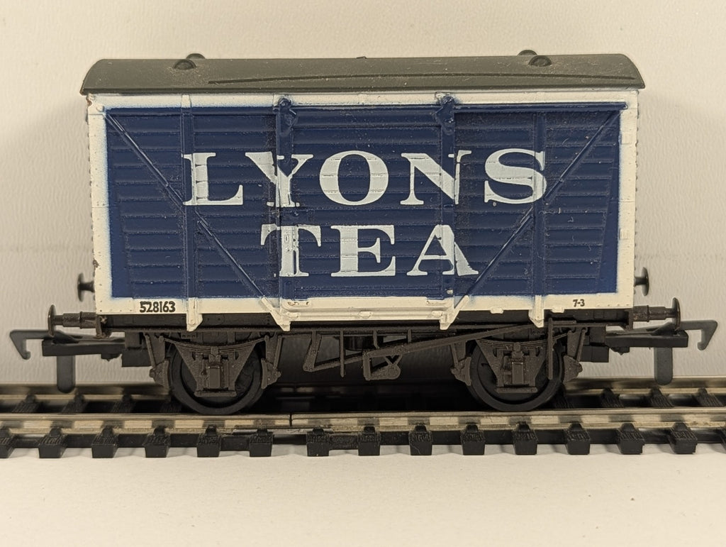 Airfix OO Scale B.R. 12-Ton Ventilated Box Wagon Goods Wagon 528163