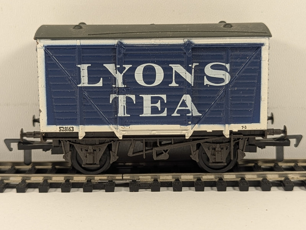 Airfix OO Scale B.R. 12-Ton Ventilated Box Wagon Goods Wagon 528163