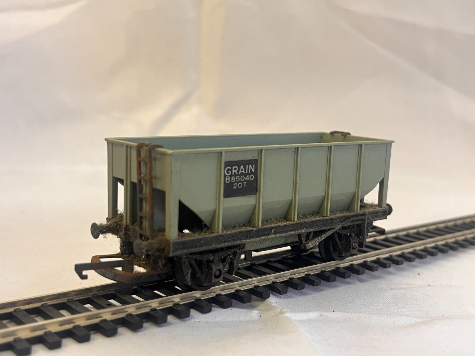 Tri-ang Hornby OO Gauge R215 Bulk Grain Wagon