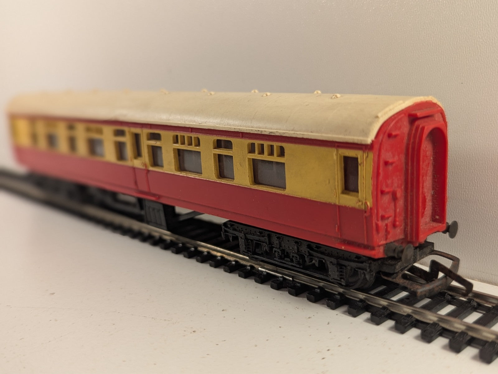 Tri-ang R29 OO Gauge Maroon & Cream Composite Coach