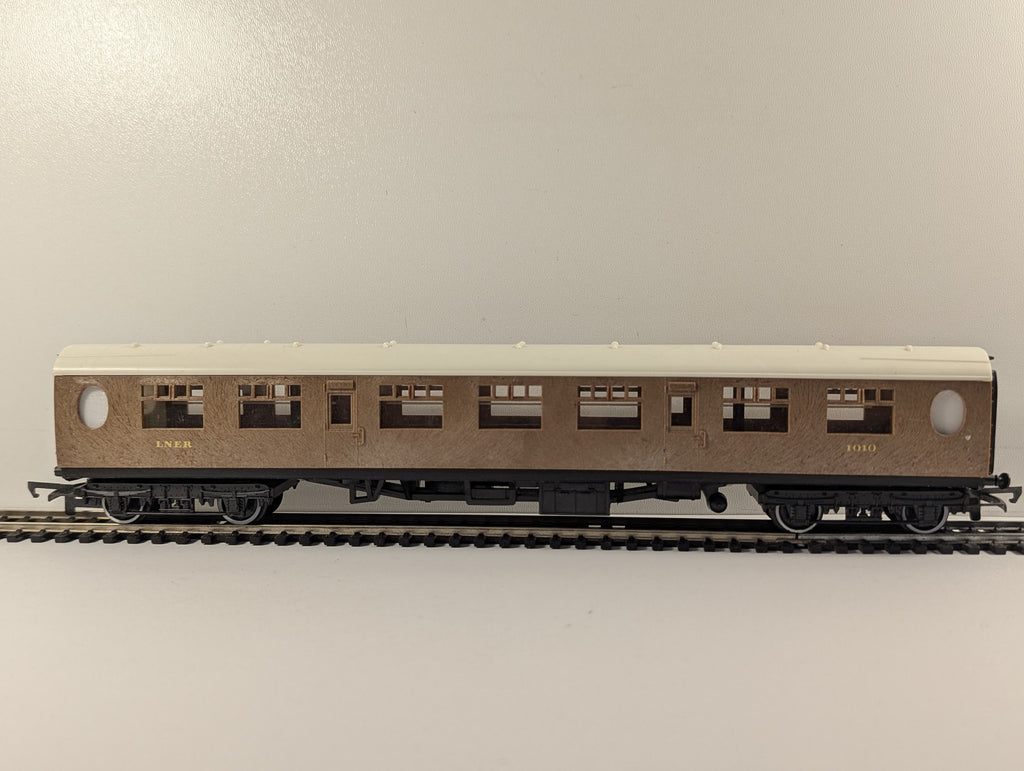 Hornby OO Gauge Gresley Composite Coach Passenger Coach 1010 LNER Teak R477