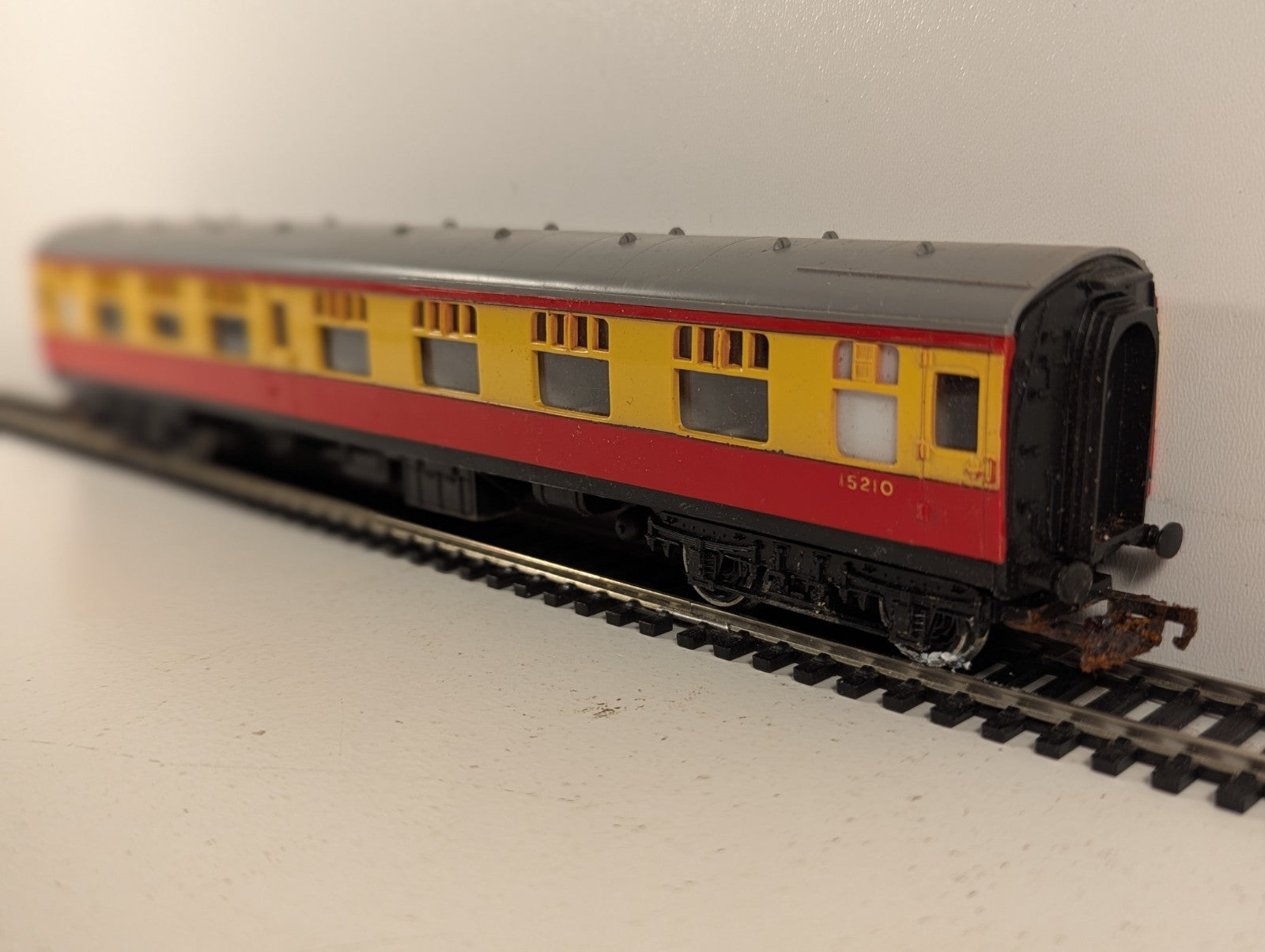 Hornby OO Gauge LMS Composite Coach Passenger Coach 15210 BR Crimson