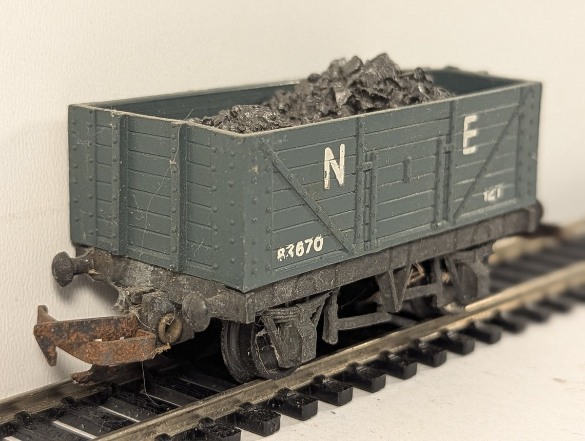 Tri-ang OO Gauge NE 5-Plank Open Wagon with Coal Load Goods Wagon 83670 NE Grey