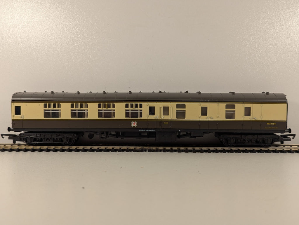Hornby OO Gauge BR Mk1 Brake Second Corridor (BSK) Passenger Coach