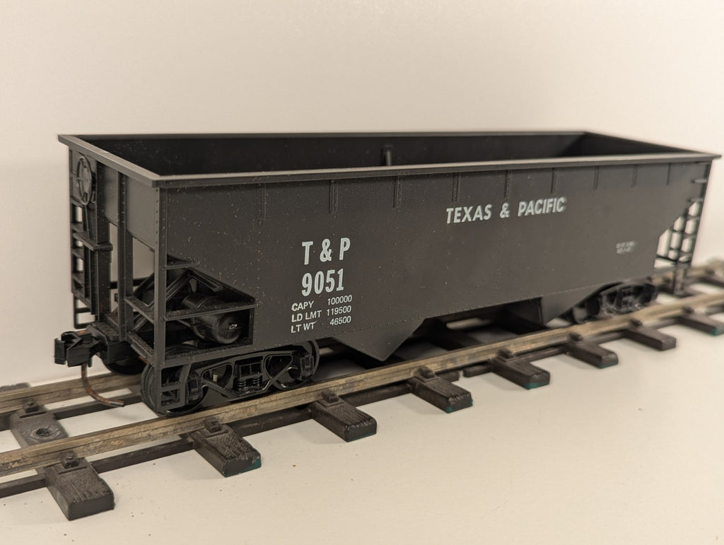 AHM Texas & Pacific (T&P) 2-Bay Hopper Car – No. 9051 – O Gauge
