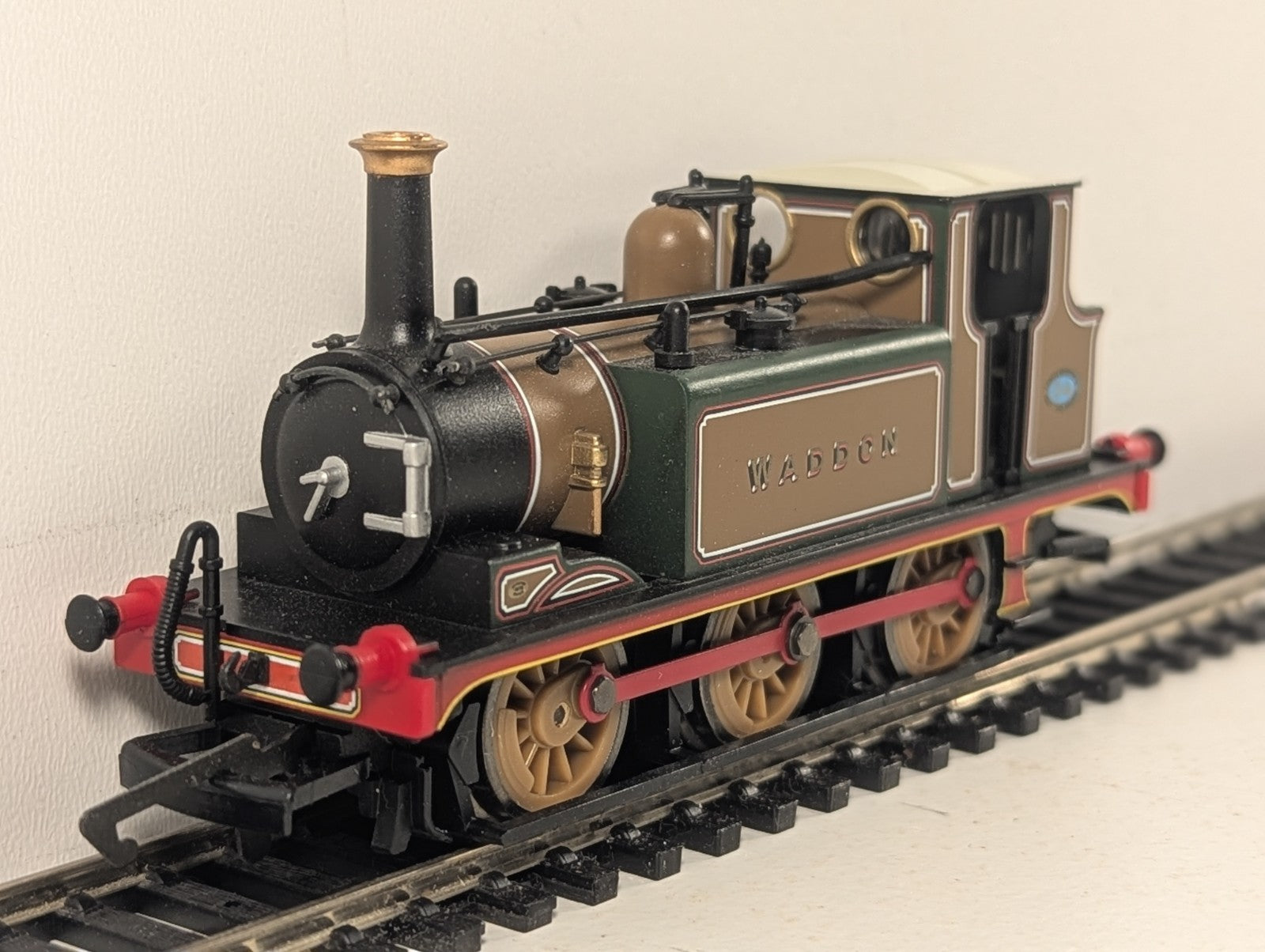 Hornby OO Gauge LBSC 0-6-0 Terrier Locomotive 'Waddon' Steam Locomotive