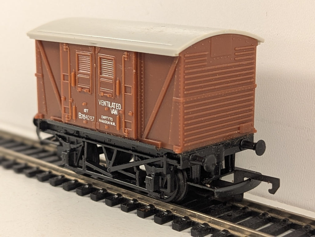 Hornby R205 OO Gauge BR 12 Ton Ventilated Van
