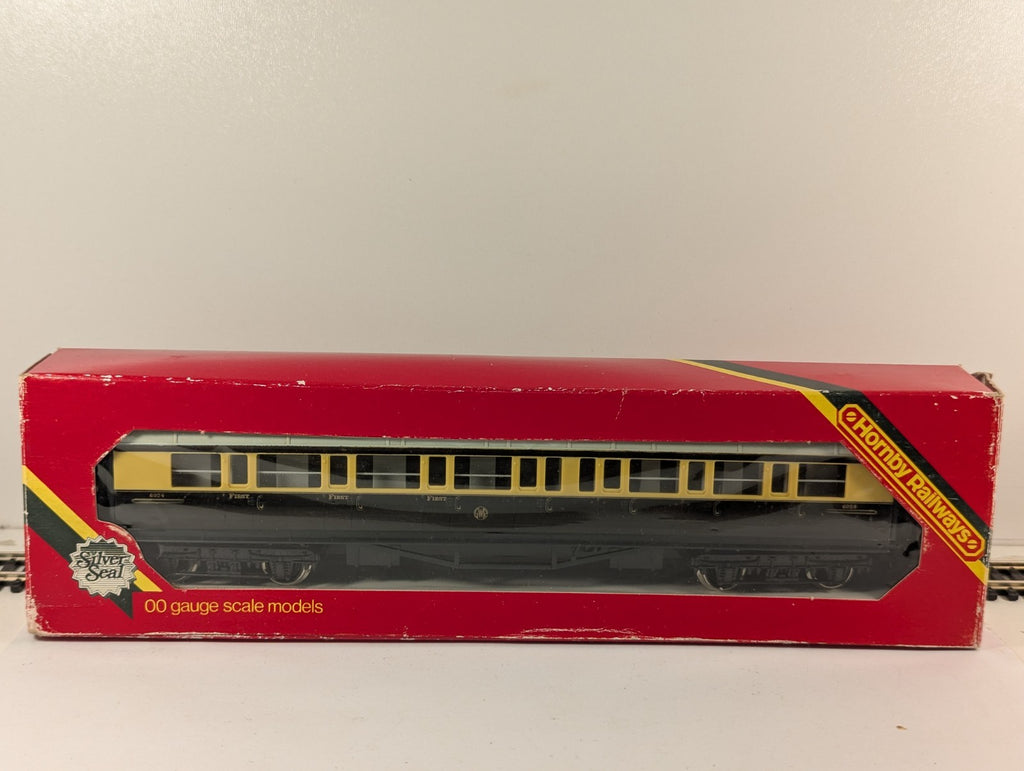 Hornby R429 OO Gauge GWR 57ft Composite Coach Chocolate & Cream Boxed