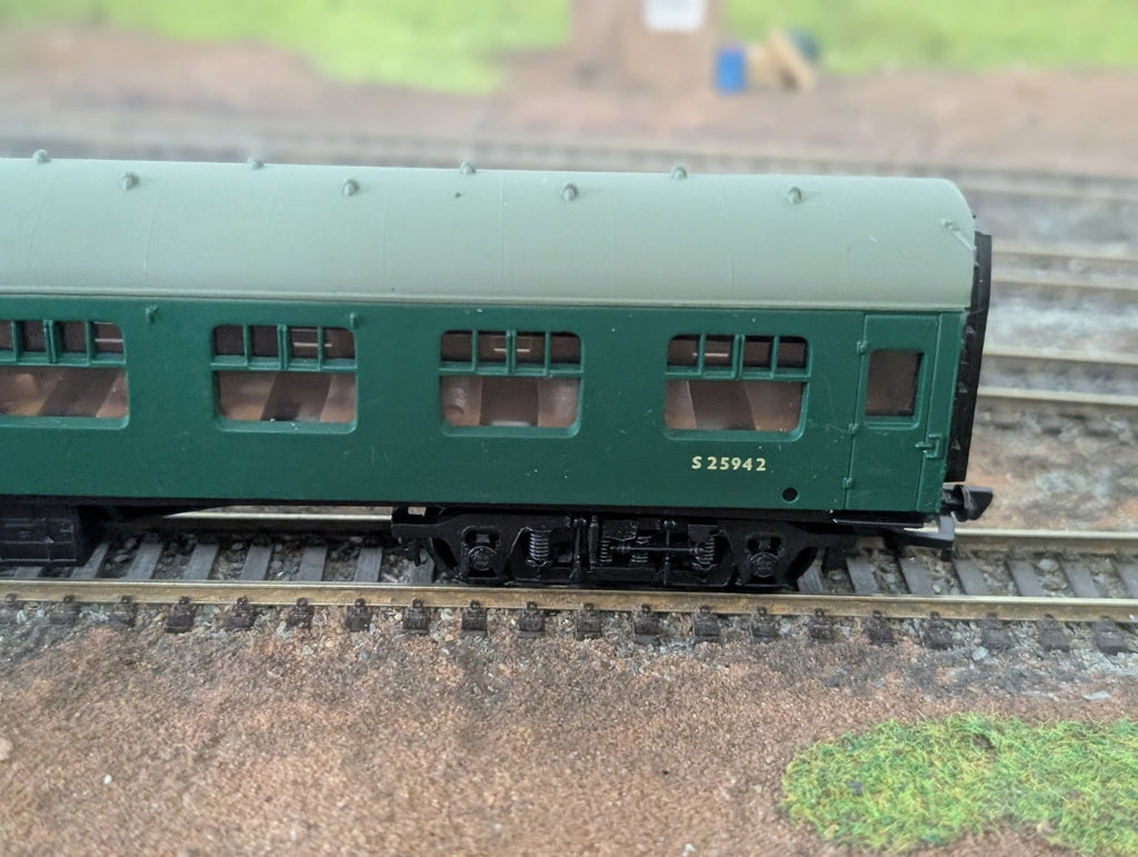 Replica Railways OO Gauge BR Mk1 SK Corridor Coach S25942 Green