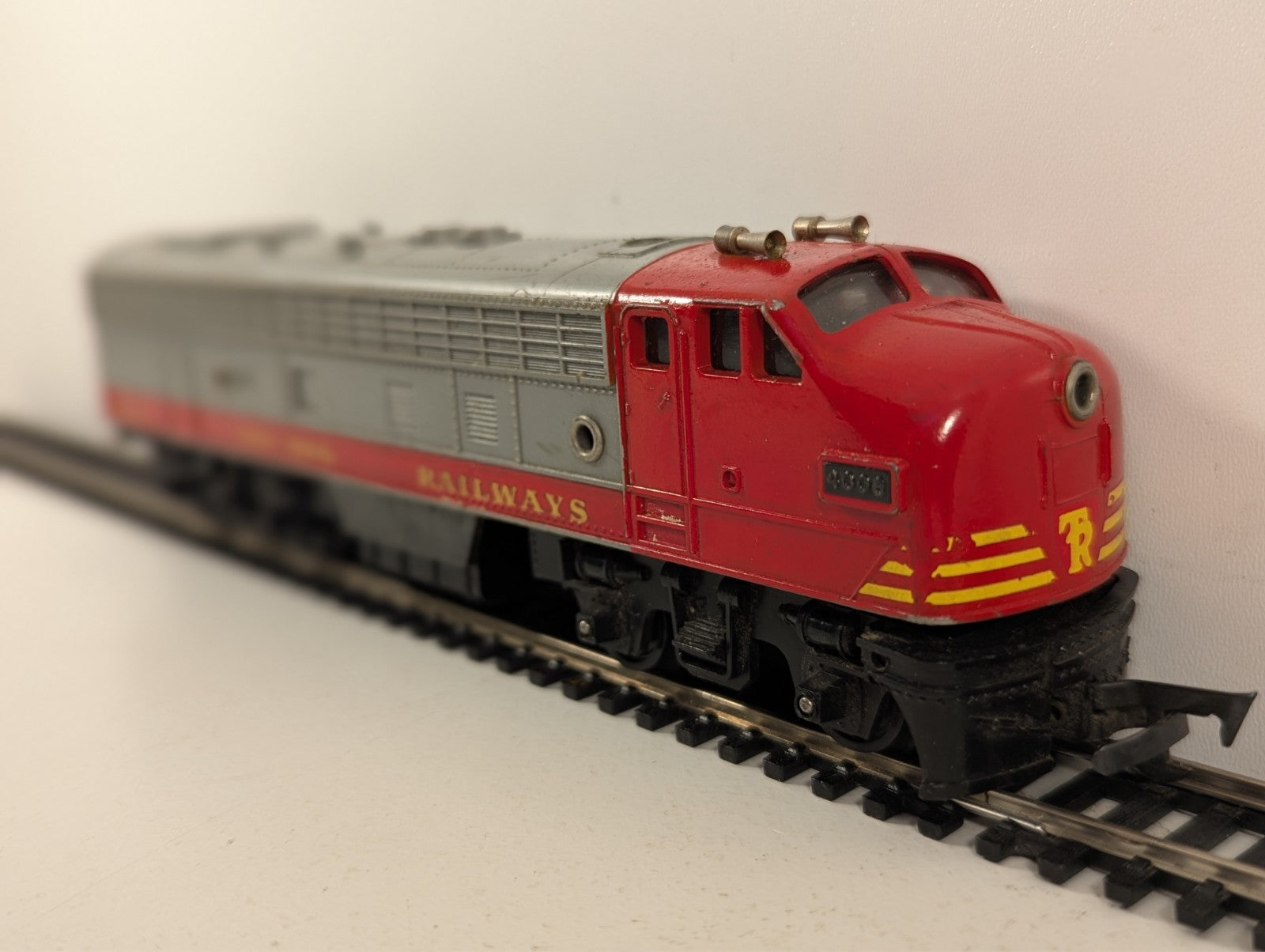 Tri-ang HO Gauge R57 Transcontinental B-B Diesel Dummy Locomotive