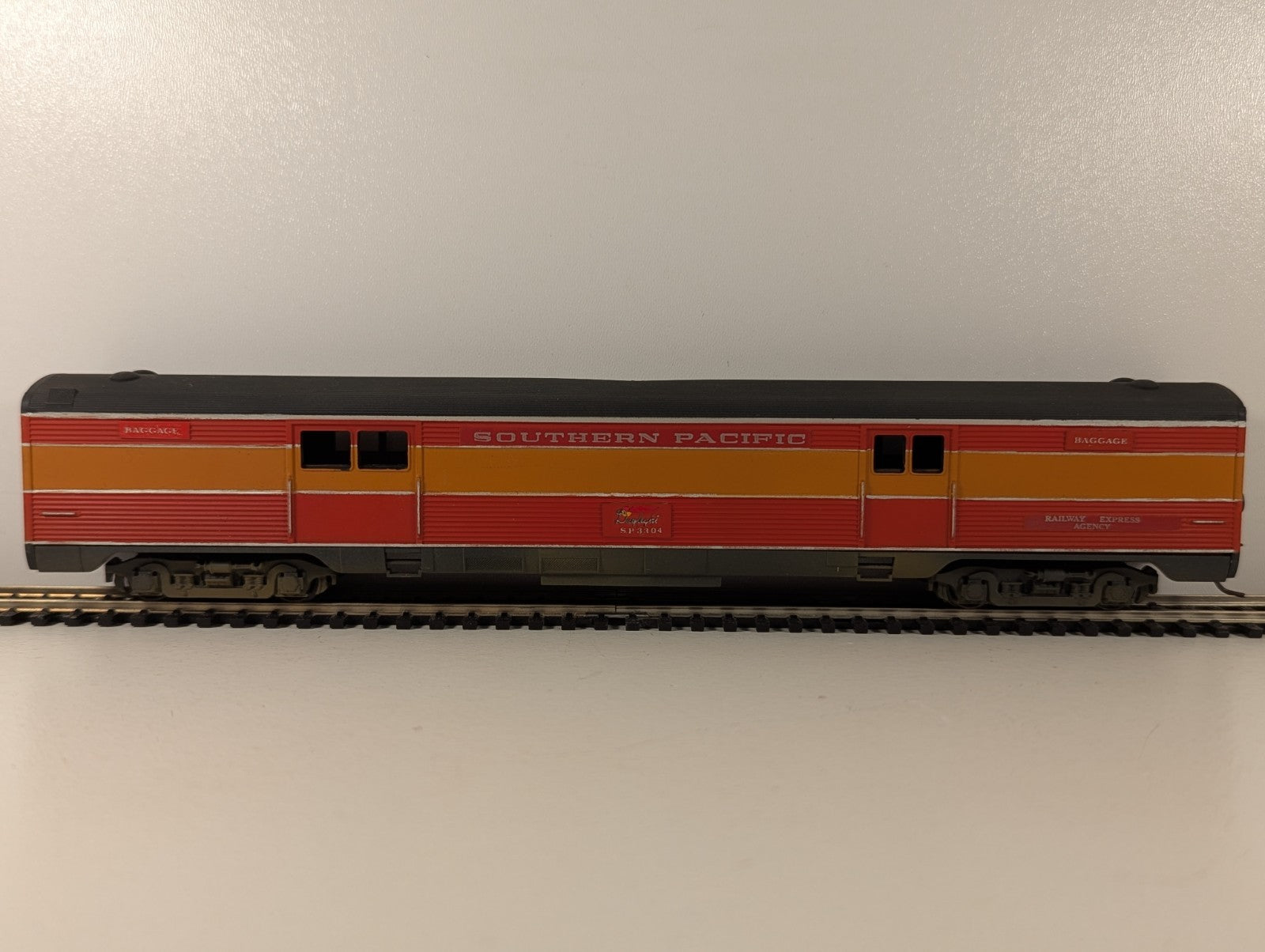 Athearn1788 HOGauge SouthernPacific Daylight BaggageCar - Boxed, Missing Coupler