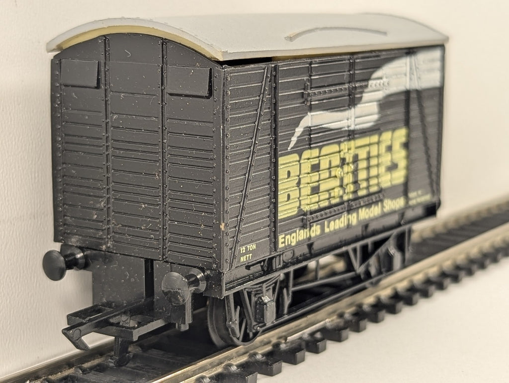 Graham Farish OO Gauge 12 Ton Ventilated Van Goods Wagon Beatties